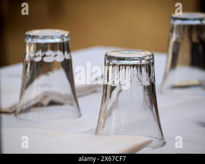 Viele saubere Weingläser auf dem Restauranttisch, Datil Stockfoto
