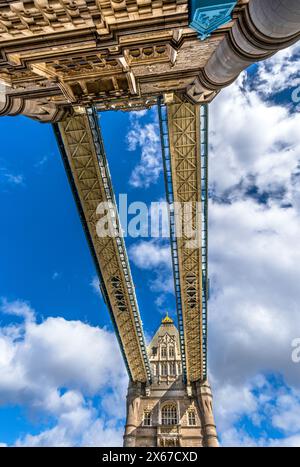 Blick von unten mit Blick auf die Tower Bridge, mit Blick auf die Korridore und oberen Plattformen der Gänge mit Glaspaneelen auf dem Erdboden Stockfoto