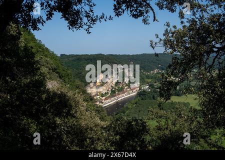 Blick auf den Fluss und das Dorf La Roque-Gageac von den Gärten des Schlosses Marqueyssac in der Dordogne während eines Sommerurlaubs in der per Stockfoto