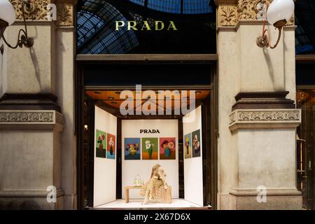 Mailand, Italien - 24.04.2024: Prada Ladenpräsentation in der Einkaufsgalerie im Zentrum von Mailand, Galleria Vittorio Emanuele, Vitrine der Frau c Stockfoto