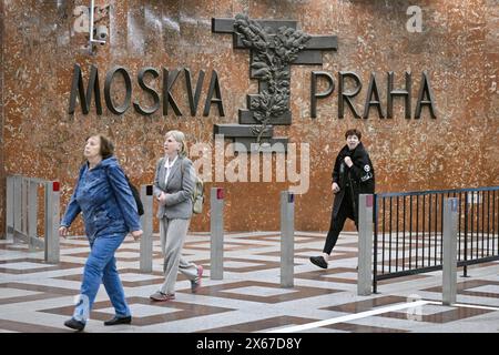 AKTENFOTO Bronzeskulptur mit der Inschrift Moskau-Prag in der Lobby der Metrostation Andel (ursprünglich Moskevska, bis 1990), in Prag, Tschechische Republik, 6. Mai, 2024. das Prager Rathaus wird die Bronzeskulptur mit der Inschrift Moskau-Prag aus der kommunistischen Zeit in der Lobby der U-Bahn-Station Andel an der Linie B um eine erläuternde Platte mit der Inschrift Moskau-Prag aus der Zeit des Kommunismus ergänzen. dies geht aus einem Dokument hervor, das der Prager Rat heute am 13. Mai 2024 gebilligt hat. Die Platte wird darauf hinweisen, dass die ehemalige Tschechoslowakei damals von der Sowjetunion besetzt wurde und die Freundschaft zwischen den beiden Ländern nur ein Propagandaanspruch war. ( Stockfoto