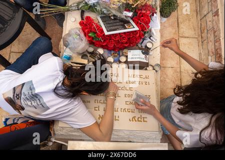 Aschkelon, Israel. Mai 2024. Die Mutter von Sergeant Orija Jaakow (20), der bei Kämpfen im Gazastreifen getötet wurde, trauert um sein Grab auf dem Friedhof Aschkelon, während Israel am 13. Mai 2024 Gedenktag feiert. Sergeant Jaakow wurde nach dem hebräischen Kalender an seinem Geburtstag getötet. Foto von Jim Hollander/UPI Credit: UPI/Alamy Live News Stockfoto