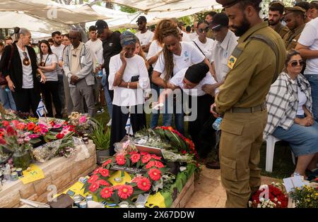 Aschkelon, Israel. Mai 2024. Am Gedenktag, Montag, 13. Mai 2024, versammeln sich Trauernde in Aschkelon, Israel, am Grab des 20. Stabsfeldweges Maru Alem, der im Oktober 2023 bei einem Angriff der Hamas auf den Kibbuz Nir am getötet wurde. Alem war ein Infanteriejäger der Golan Brigade und gehörte zu den ersten IDF-Soldaten, die am 7. Oktober 2023 auf den Angriff der Hamas gestoßen waren. Foto von Jim Hollander/UPI Credit: UPI/Alamy Live News Stockfoto