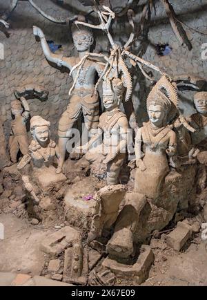 Statuen in der Struktur „Kiefer der Hölle“ im Xieng Khuan Buddha Park, Vientiane, Laos Stockfoto