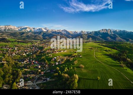Aus der Vogelperspektive auf Tatra und Zakopane bei Sonnenuntergang. Panoramablick mit Bergketten und grünen Tälern in der Nähe des Dorfes. Blick auf Giewont, Polen Stockfoto