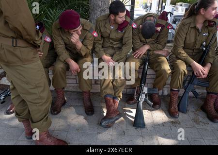 Aschkelon, Israel. Mai 2024. Israelische Soldaten versammeln sich vor einer Zeremonie zum Gedenktag in einem Friedhof in Aschkelon, Israel, am Montag, den 13. Mai 2024. Israel setzt seinen Feldzug gegen die Hamas im Gazastreifen sieben Monate nach den Anschlägen vom 7. Oktober 2023 fort. Foto von Jim Hollander/UPI Credit: UPI/Alamy Live News Stockfoto