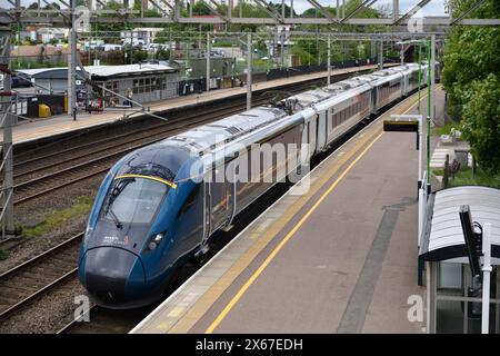 Hitachi Rail AT300 Class 805 5-Auto-BI-Mode-Zug 805009, der am 13. Mai 2024 durch den Bahnhof Lichfield Trent Valley fuhr Stockfoto