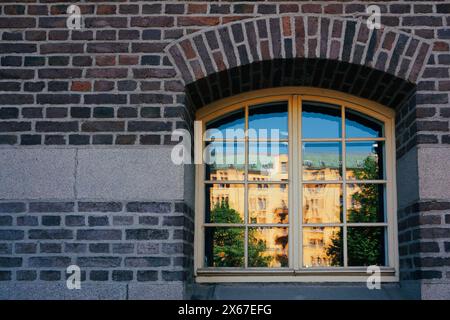 Vollbild eines Ziegelgebäudes mit Fenster Stockfoto