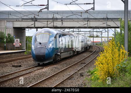 Avanti West Coast BI-Mode-Einheit 805010 auf einer London Euston-Crewe-Strecke, die Geschwindigkeiten durch das Lichfield Trent Valley auf der Down Fast Line durchfährt Stockfoto