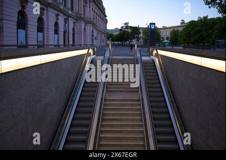 Berlin, Deutschland - 12. Mai 2024: Abendblick auf die U-Bahnstation Museumsinsel in Berlin Mitte Stockfoto