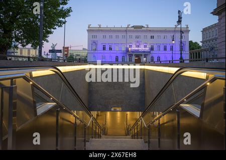 Berlin, Deutschland - 12. Mai 2024: Abendblick auf die U-Bahnstation Museumsinsel in Berlin Mitte Stockfoto
