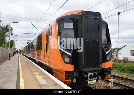 Die West Midlands Railway Class 730 fährt mit der Birmingham Cross City Line. Einheiten 730011 und 730017 warten auf Lichfield Trent Valley High Level Stockfoto