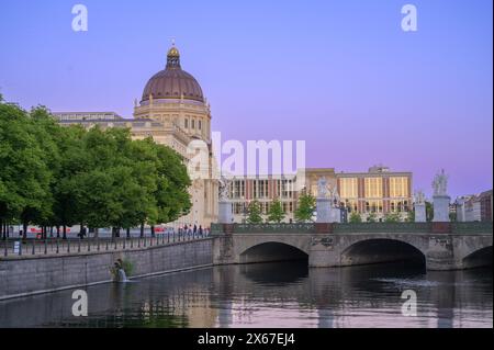 Stadtbild mit dem Berliner Stadtschloss und dem Kupfergraben von der Eisernen Brücke Stockfoto