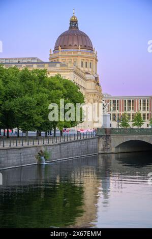 Stadtbild mit dem Berliner Stadtschloss und dem Kupfergraben von der Eisernen Brücke Stockfoto