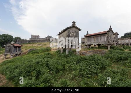 Lindoso Dorf berühmtes altes Granit-Getreidelager, Espigueiros und mittelalterliche Burg. Nationalpark Peneda Geres, nördlich von Portugal. Stockfoto