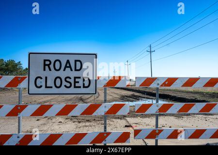 Schild „Straße geschlossen“ auf „Dirt Road“ Stockfoto