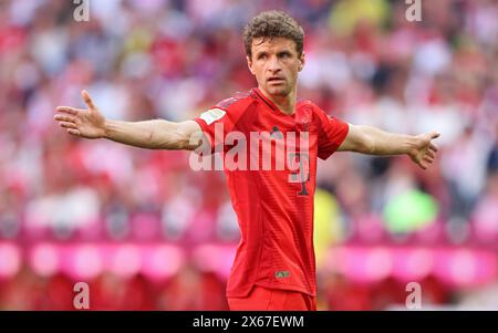 MÜNCHEN – 12. MAI: Thomas Müller von Bayern München reagiert beim Bundesliga-Spiel zwischen dem FC Bayern München und dem VfL Wolfsburg in der Allianz Arena am 12. Mai 2024 in München. © diebilderwelt / Alamy Stock Stockfoto