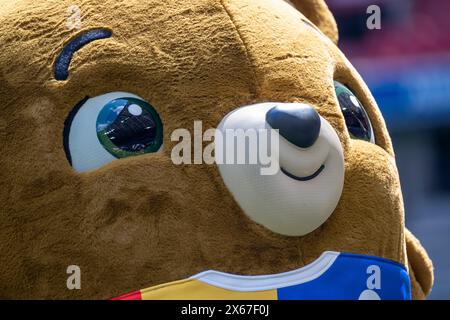 München, Deutschland. Mai 2024. Albärt, das Maskottchen der Fußball-Europameisterschaft 2024, steht während einer Präsentation in der Alllianz Arena. Quelle: Peter Kneffel/dpa/Alamy Live News Stockfoto