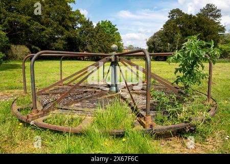 Ein alter baufälliger und stillgelegter Kinderkreisverkehr am Croome Court in der Nähe der Stadt Worcester. Stockfoto