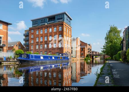 Bilder des Birmingham Worcester Canal in der Nähe des Diglis Basin im Zentrum von Worcester, umgeben von Backsteingebäuden als Wohnhaus. Stockfoto