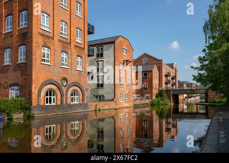 Bilder des Birmingham Worcester Canal in der Nähe des Diglis Basin im Zentrum von Worcester, umgeben von Backsteingebäuden als Wohnhaus. Stockfoto