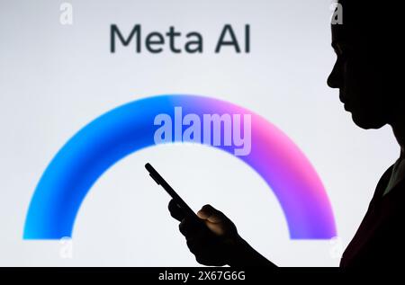 Brasilien. März 2022. In dieser Fotoabbildung hält die Silhouette einer Frau ein Smartphone mit dem Meta AI-Logo im Hintergrund. (Credit Image: © Rafael Henrique/SOPA Images via ZUMA Press Wire) NUR REDAKTIONELLE VERWENDUNG! Nicht für kommerzielle ZWECKE! Stockfoto