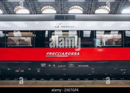 Mailand, Italien - 2. Januar 2024: Nahaufnahme des FrecciaRossa-Zuges am Bahnhof in Mailand Stockfoto
