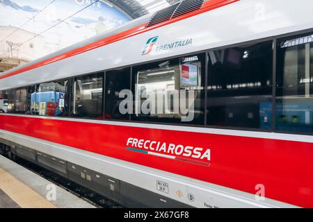 Mailand, Italien - 2. Januar 2024: Nahaufnahme des FrecciaRossa-Zuges am Bahnhof in Mailand Stockfoto