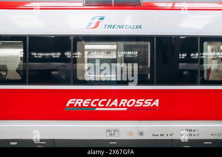 Mailand, Italien - 2. Januar 2024: Nahaufnahme des FrecciaRossa-Zuges am Bahnhof in Mailand Stockfoto