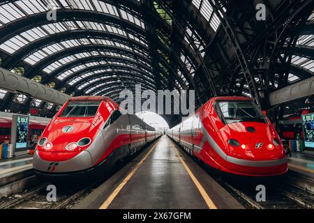 Mailand, Italien - 2. Januar 2024: Zwei symmetrisch gelegene FrecciaRossa-Züge an einem Bahnhof in Mailand Stockfoto