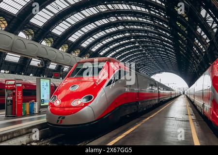 Mailand, Italien - 2. Januar 2024: Zwei symmetrisch gelegene FrecciaRossa-Züge an einem Bahnhof in Mailand Stockfoto