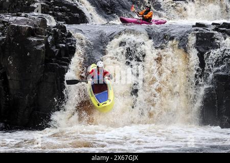 Kanu- und Kajakfahrer, die Low Force auf dem Fluss Tees, Upper Teesdale, County Durham, Großbritannien, absteigen Stockfoto