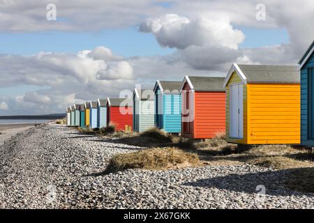 Farbenfrohe traditionelle Strandhütten an der Küste in Findhorn Bay, Moray Firth, Schottland, Großbritannien Stockfoto