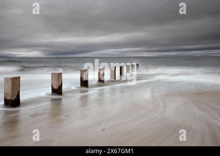 Stürmische Meere und Moody Himmels über Findhorn Bay, Moray Firth, Schottland, Großbritannien Stockfoto