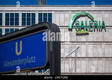 Berlin, Deutschland. Mai 2024. Blick auf das Galeria Kaufhof Logo im Kaufhaus am Alexanderplatz. Quelle: Monika Skolimowska/dpa/Alamy Live News Stockfoto