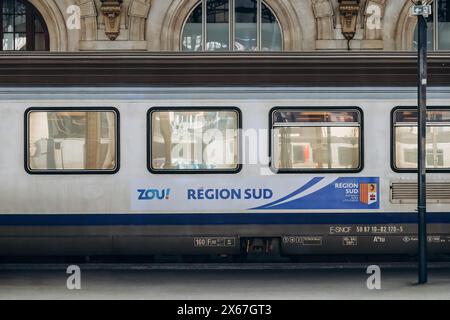 Nizza, Frankreich - 6. Januar 2024: Regionalzug TER Region Süd auf dem Bahnsteig in Nizza Stockfoto