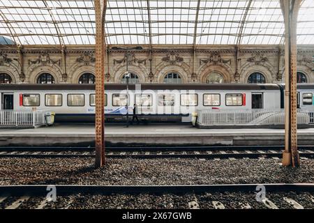 Nizza, Frankreich - 6. Januar 2024: Regionalzug TER Region Süd auf dem Bahnsteig in Nizza Stockfoto