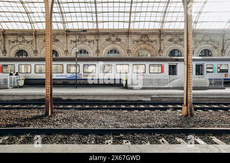Nizza, Frankreich - 6. Januar 2024: Regionalzug TER Region Süd auf dem Bahnsteig in Nizza Stockfoto