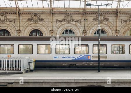 Nizza, Frankreich - 6. Januar 2024: Regionalzug TER Region Süd auf dem Bahnsteig in Nizza Stockfoto