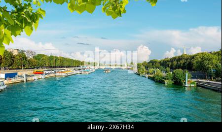 Blick von Pont Alexandre in Paris auf die seine Stockfoto