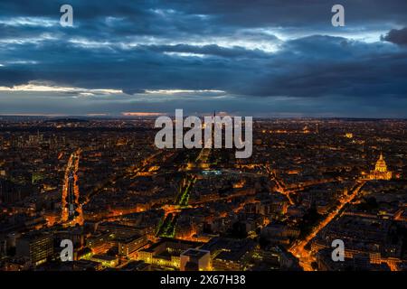 Blick auf Eiffelturm und Stadtteil la Defense in Paris, Frankreich Stockfoto
