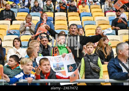 LEMBERG, UKRAINE - 11. MAI 2024 - Erwachsene und Kinder sehen sich das Spiel der ukrainischen Premier League am 28. Spieltag 2023/24 zwischen dem FC Dynamo Kiew und dem FC Schakhtar Donetsk in der Arena Lemberg, Lviv, Westukraine an. Die Miners haben den ukrainischen Premier League-Titel 2023/24 früh mit einem 7-Punkte-Abstand und zwei Runden vor dem Ende der Meisterschaft gewonnen, da Shakhtars Mittelfeldspieler Heorhii Sudakov in der 33. Minute traf. Stockfoto