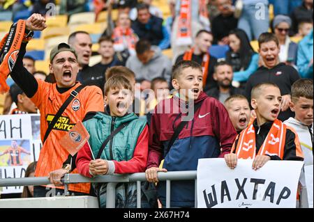 LEMBERG, UKRAINE - 11. MAI 2024 - die Jungen rufen das Spiel der ukrainischen Premier League am 28. Spieltag 2023/24 zwischen dem FC Dynamo Kiew und dem FC Schakhtar Donetsk in der Arena Lemberg, Lviv, Westukraine. Die Miners haben den ukrainischen Premier League-Titel 2023/24 früh mit einem 7-Punkte-Abstand und zwei Runden vor dem Ende der Meisterschaft gewonnen, da Shakhtars Mittelfeldspieler Heorhii Sudakov in der 33. Minute traf. Stockfoto