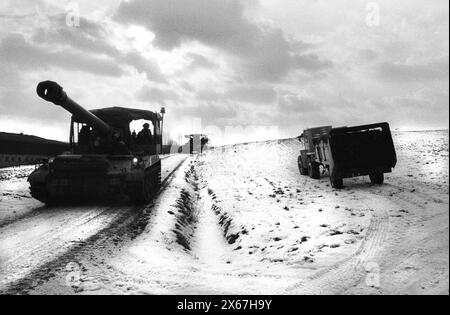 Wintermanöver, Reforger 1985, Zentralwächter, in Kassel, Homberg / Efze, Neukirchen, Schwalmstadt, Vogelsberg, Frankenberg (Jan. - Feb. 1985) treffen Haubitzen und Landfahrzeuge auf verschneiten Böden aufeinander Stockfoto