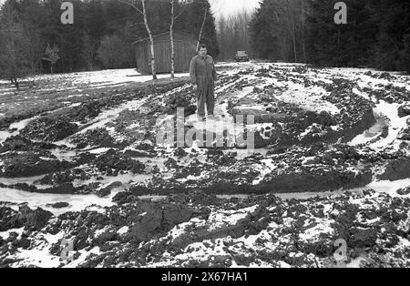 Wintermanöver, Reforger 1985, Zentralwächter, im Raum Kassel, Homberg/Efze, Neukirchen, Schwalmstadt, Vogelsberg, Frankenberg (Jan. - Feb. 1985), Manövrierschaden: Panzer pflügten durch den Grill- und Erholungsbereich des Fußballvereins. Stockfoto