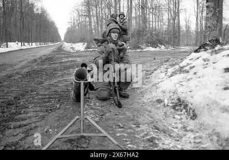 Wintermanöver, Reforger 1985, Zentralwächter, im Raum Kassel, Homberg/Efze, Neukirchen, Schwalmstadt, Vogelsberg, Frankenberg (Januar - Februar 1985), US-Soldaten bewachen eine Abzweigung der Autobahn, die Straßen sind aufgrund des Manövers sehr stark befahren Stockfoto