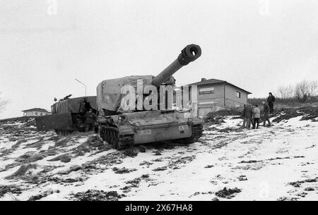 Wintermanöver, Reforger 1985, Zentralwächter, im Raum Kassel, Homberg/Efze, Neukirchen, Schwalmstadt, Vogelsberg, Frankenberg (Jan. - Feb. 1985), US-Militär nimmt eine Position mit Haubitzen in einem schneebedeckten Entwicklungsgebiet ein Stockfoto