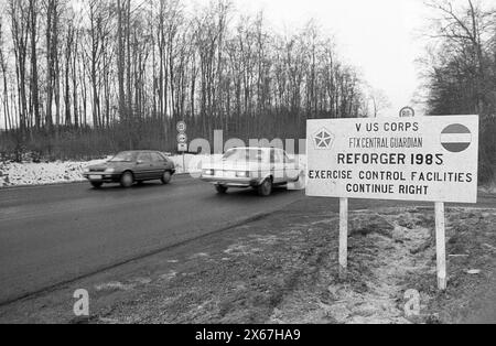 Wintermanöver, Reforger 1985, Zentralwächter, im Raum Kassel, Homberg/Efze, Neukirchen, Schwalmstadt, Vogelsberg, Frankenberg (Januar - Februar 1985), Schild für US-Streitkräfte Stockfoto