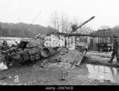 Wintermanöver, Reforger 1985, Zentralwächter, im Raum Kassel, Homberg/Efze, Neukirchen, Schwalmstadt, Vogelsberg, Frankenberg (Jan. - Feb. 1985), Ein Panzer der US-Armee, sinkt in den durchnässten Boden. Stockfoto