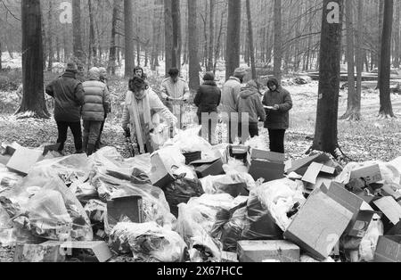 Wintermanöver, Reforger 1985, Zentralwächter, im Raum Kassel, Homberg/Efze, Neukirchen, Schwalmstadt, Vogelsberg, Frankenberg (Jan. - Feb. 1985), Friedensaktivisten von „Citizens Observed Manövers“ durchsuchen während der Manöver eine Müllsammelstelle der US-Armee nach operativen Dokumenten und Beweisen für eine drohende Kriegsgefahr Stockfoto